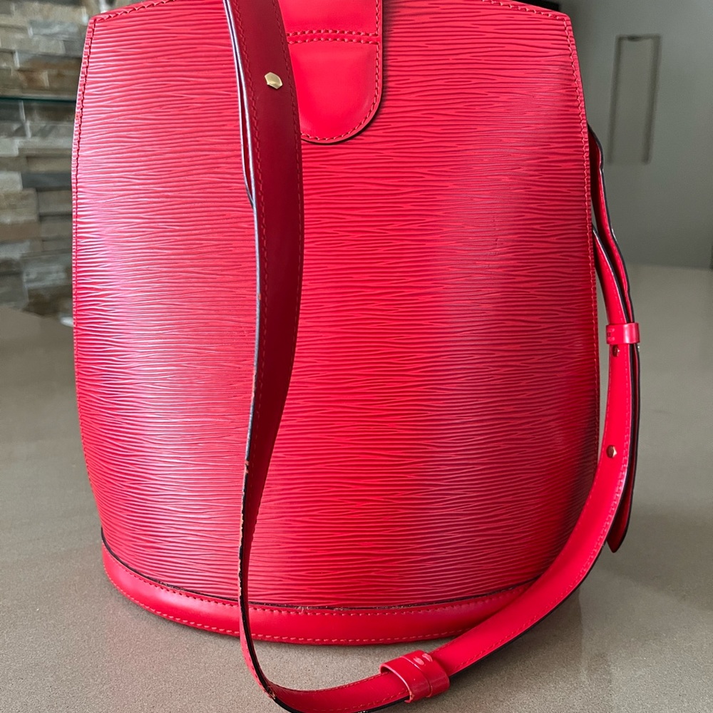 Red cluny epi shoulder bag - Picture 5 of 8
